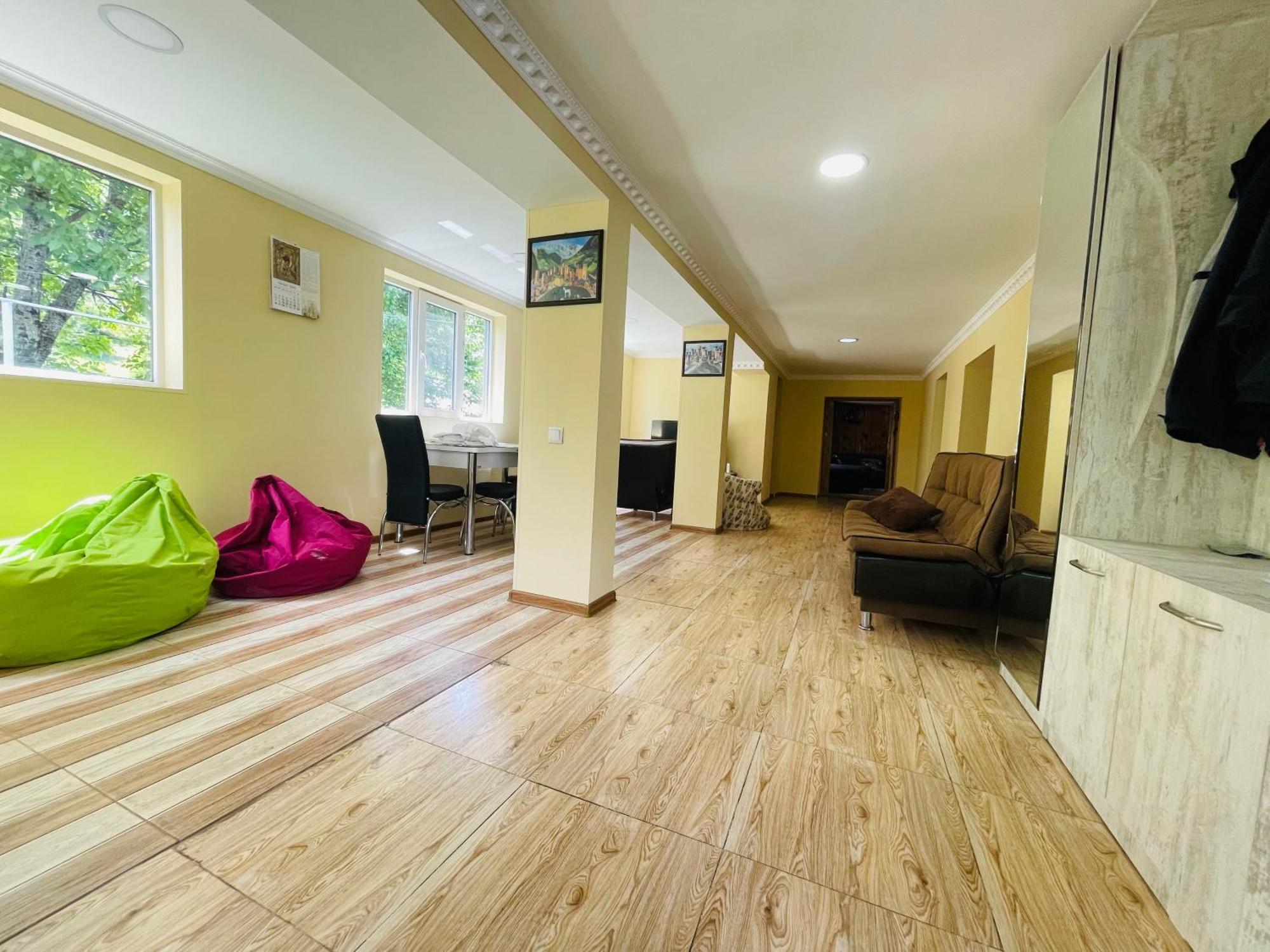 Guesthouse Am Museum Mestia Ngoại thất bức ảnh